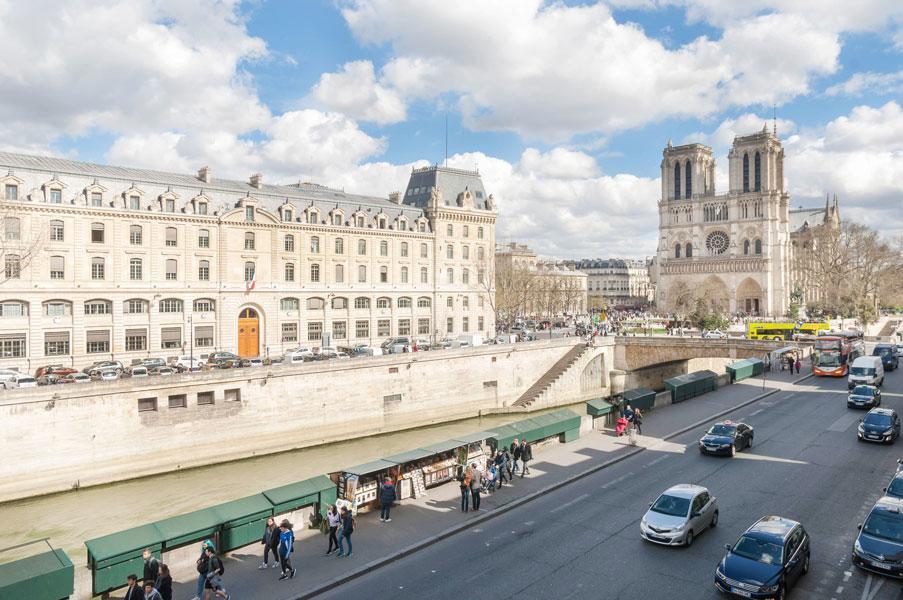 Two Bedroom Luxury Apartment - Balcony With View Of Notre Dame Paris Exterior photo